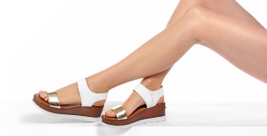 russell-bromley-delux-flatform-sandal